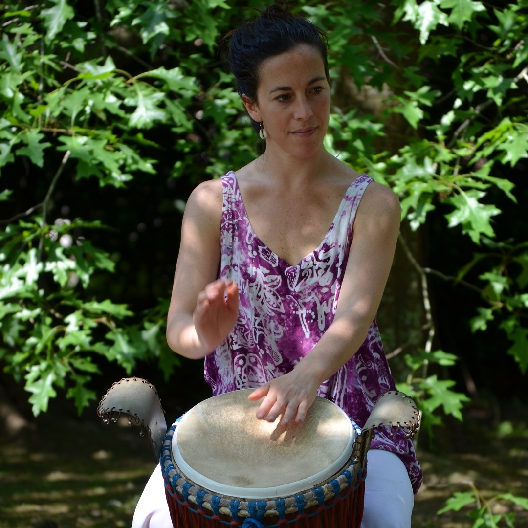 imagen Camila tocando el djembe