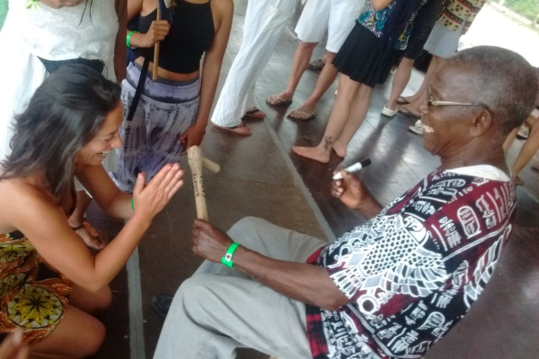 imagen Camila con maestro africano